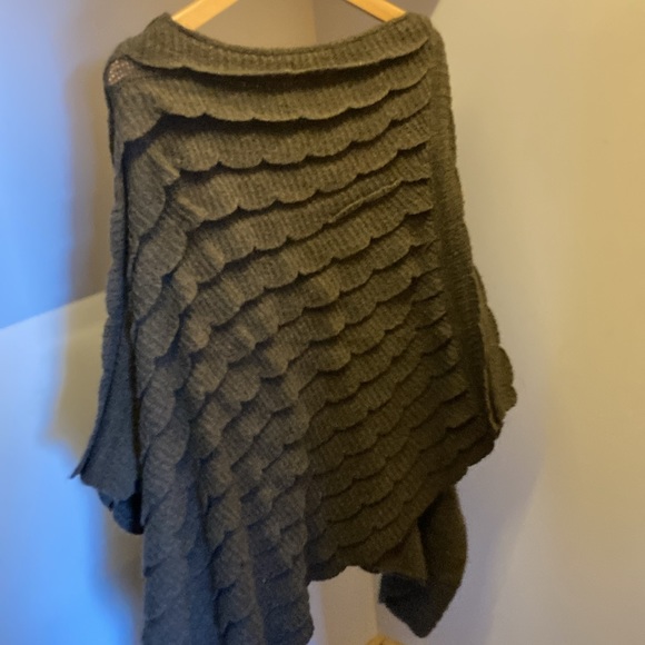 Brown knit poncho with scalloped overlay pattern - Picture 6 of 7